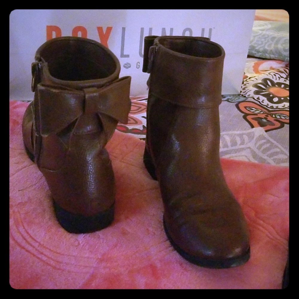 Girls low cut boots.
